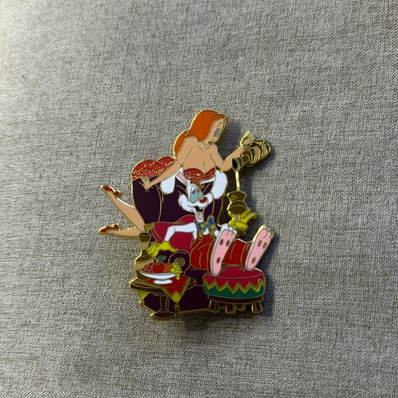Jessica Rabbit Pin With Roger Rabbit Pouring Wine Fantasy LE 100 Pin Jumbo - Picture 2 of 3